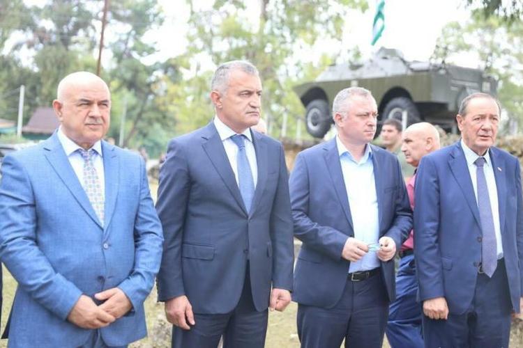 Возложение цветов к памятнику погибшим добровольцам из Южной Осетии в Отечественной войне народа Абхазии 1992-1993 гг.