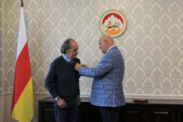 Дмитрий Медоев наградил Мауро Мурджиа