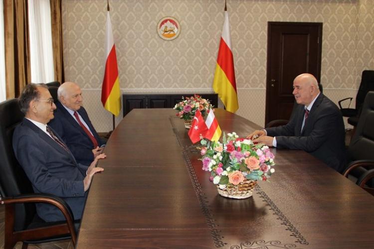 Встреча Д. Медоева с международными наблюдателями из Турции