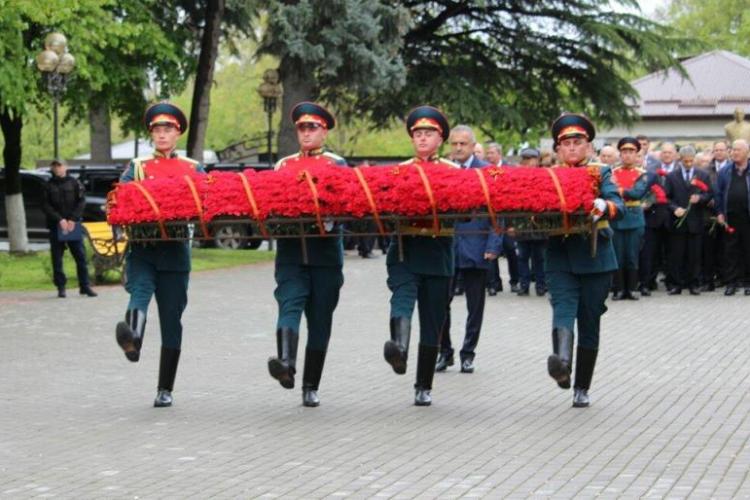 Возложение гирлянды Славы и Памяти у Вечного огня в Цхинвале