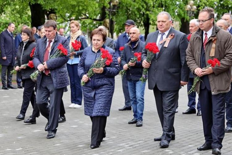 Возложение гирлянды Славы и Памяти у Вечного огня в Цхинвале