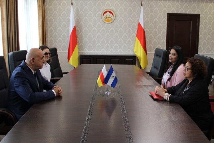 Встреча Министра иностранных дел Южной Осетии Дмитрия Медоева с Чрезвычайным и Полномочным Послом Никарагуа в Южной Осетии Альбой Асусеной Торрес Мехия