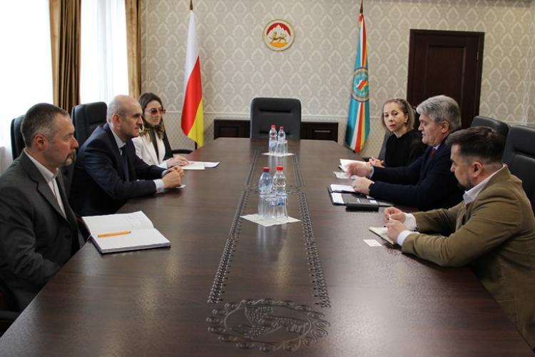 Встреча Министра иностранных дел РЮО Ахсара Джиоева с Главой Представительства МККК в РЮО Драгославом Блажевичем