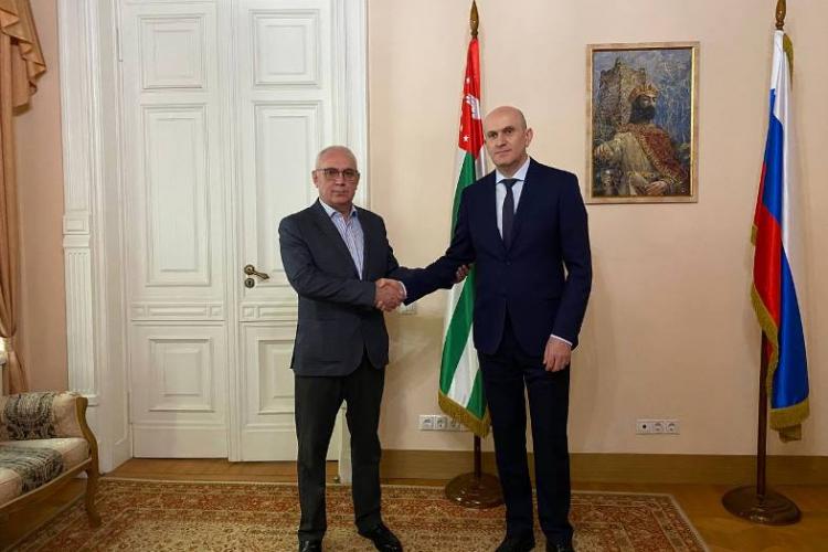 Встреча Министра иностранных дел Республики Южная Осетия А.М. Джиоева с Чрезвычайным и Полномочным Послом Республики Абхазия в Российской Федерации А.А. Квициниа