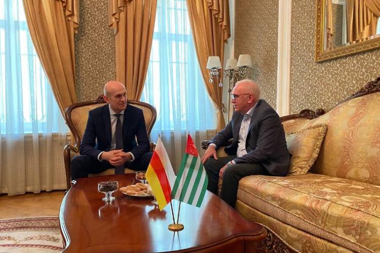 Встреча Министра иностранных дел Республики Южная Осетия А.М. Джиоева с Чрезвычайным и Полномочным Послом Республики Абхазия в Российской Федерации А.А. Квициниа