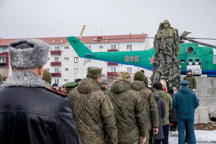 Церемония возложения венков и цветов к памятнику воинам-интернационалистам