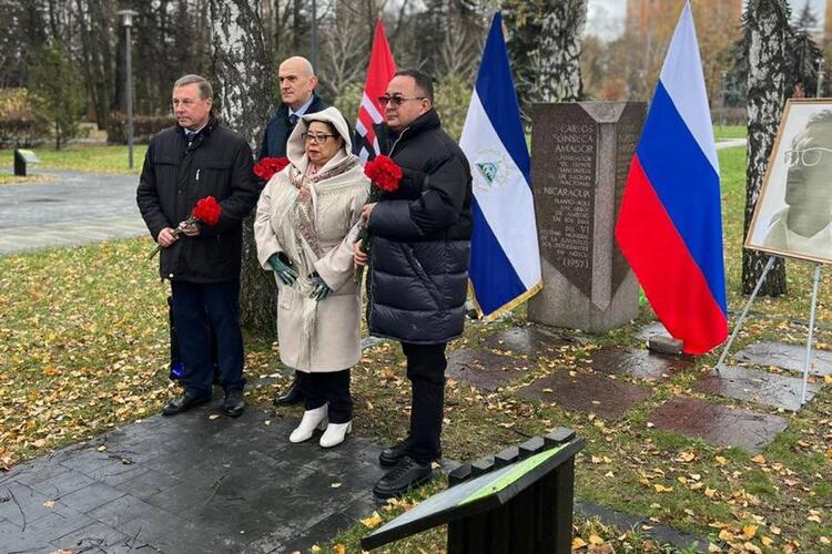 Церемония возложения цветов