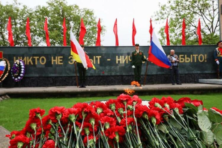 Церемония возложения гирлянды Славы и Памяти к Вечному огню 