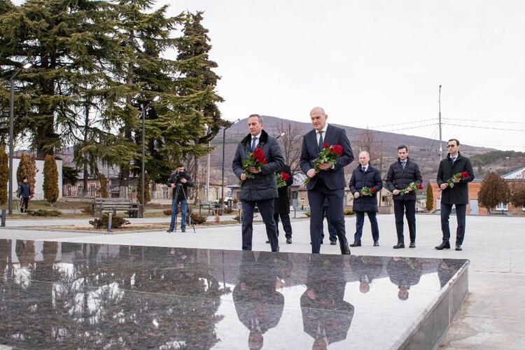 Возложение цветов к мемориальному комплексу «Защитникам Южной Осетии» в Цхинвале