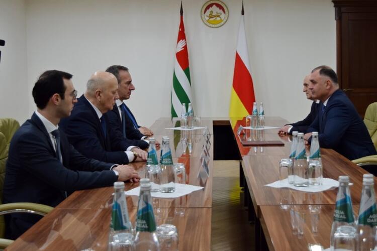 Встреча Президента РЮО А. Гаглоева с делегацией МИД Абхазии 