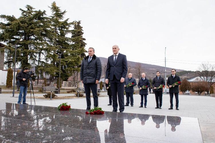 Возложение цветов к мемориальному комплексу «Защитникам Южной Осетии» в Цхинвале