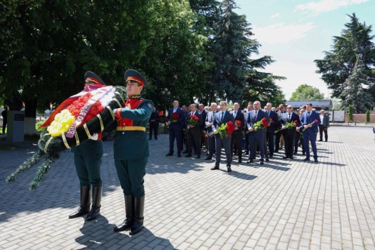 Церемония возложения венков и цветов