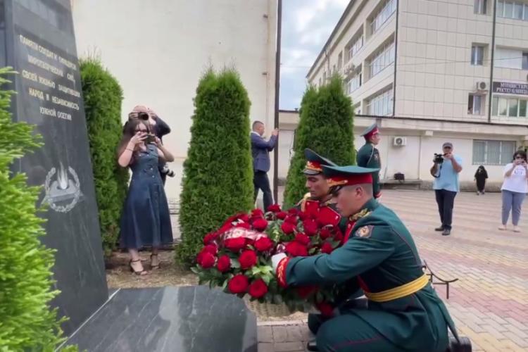 Церемония возложения цветов