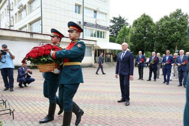 Церемония возложения цветов