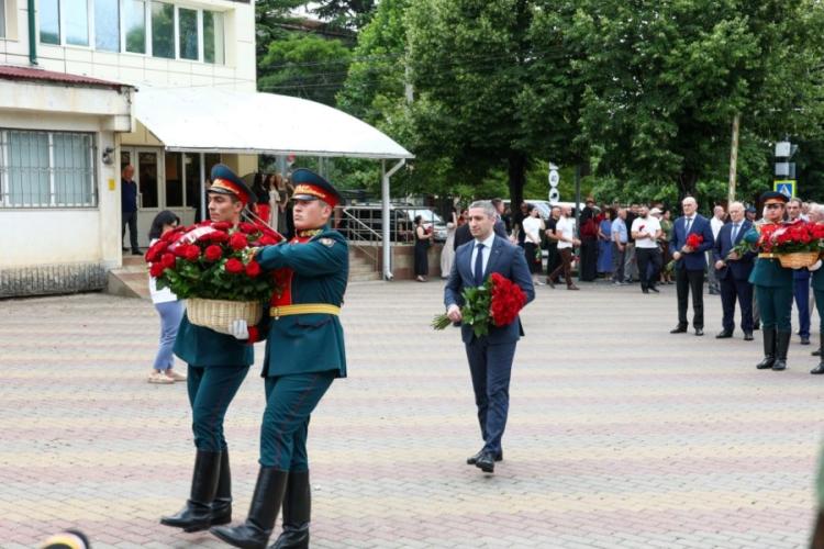 Церемония возложения цветов