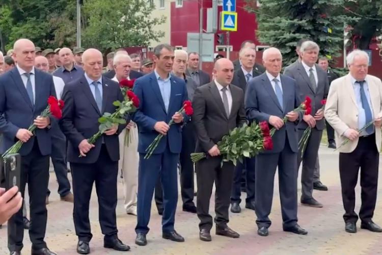 Церемония возложения цветов к Стеле памяти солдат и офицеров миротворческих сил