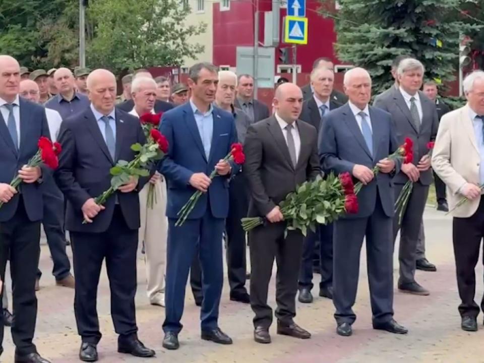 Церемония возложения цветов