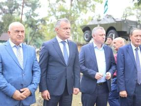 Возложение цветов к памятнику погибшим добровольцам из Южной Осетии в Отечественной войне народа Абхазии 1992-1993 гг.