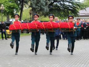 Возложение гирлянды Славы и Памяти у Вечного огня в Цхинвале