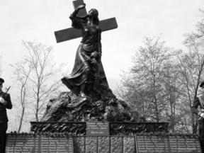 Мемориал «Скорбящая мать» на месте трагедии в с. Зар