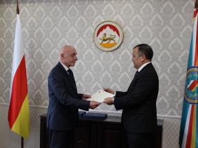 Посол Венесуэлы Х.Р.Саласар Веласкес вручает копии верительных грамот