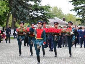 Церемония возложения гирлянды Славы и Памяти к Вечному огню