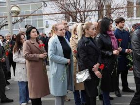 Сотрудники МИД РЮО возложили цветы к зданию Посольства РФ