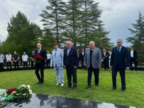 Церемония возложения цветов к Мемориалу первого Президента Абхазии Владислава Ардзинба
