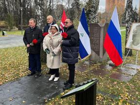 Церемония возложения цветов