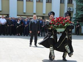 Церемония возложения цветов к бюсту первого руководителя Южной Осетии Т. Кулумбегова