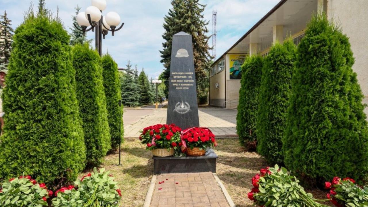 Церемония возложения цветов к Стеле памяти солдат и офицеров миротворческих сил